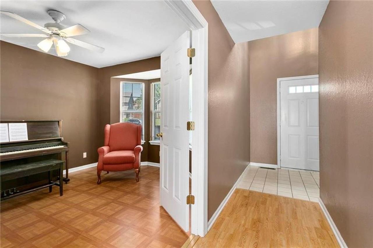 127 Oakbrook Ct - Photo 3 of 19