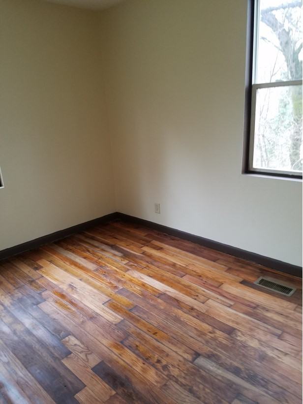 1506 Iroquois St - Photo 4 of 7
