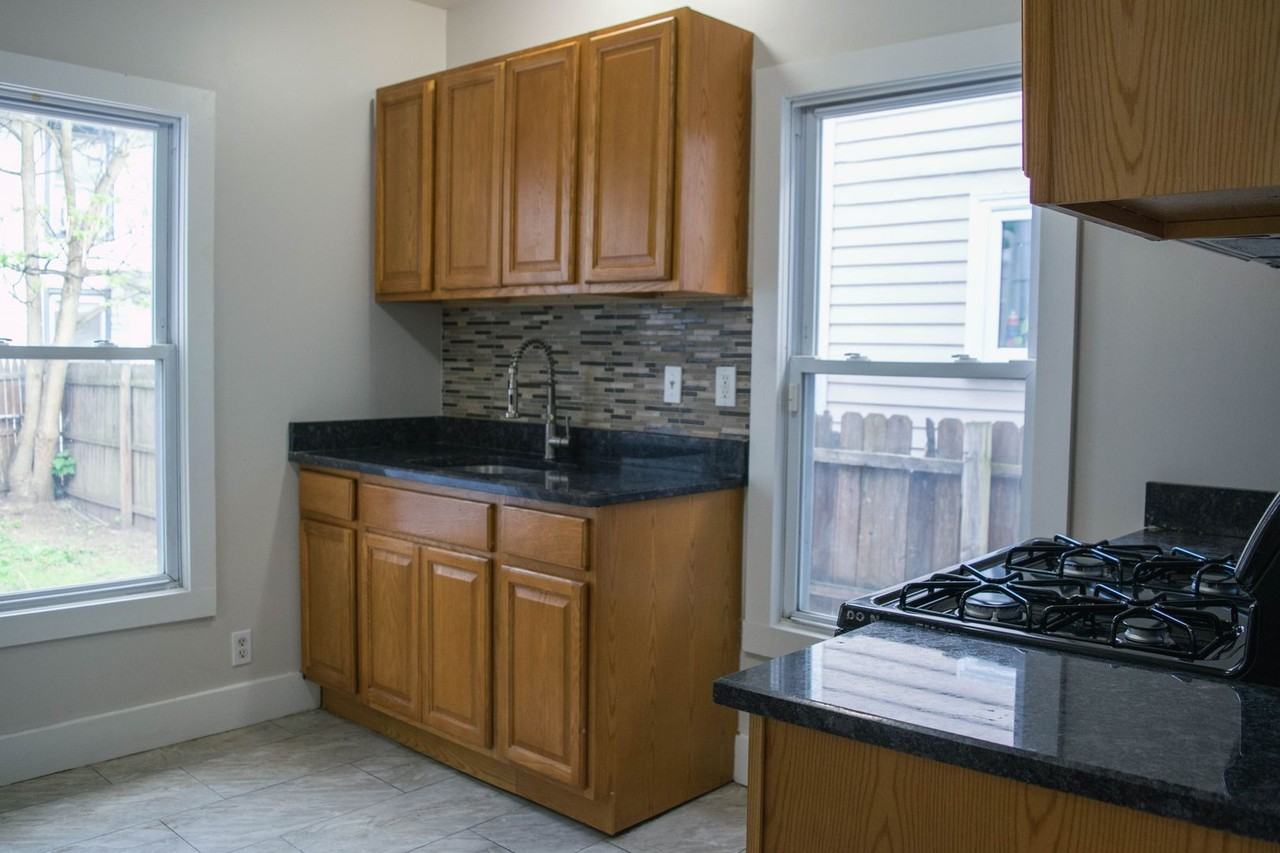 129 Poplar St - Photo 2 of 15