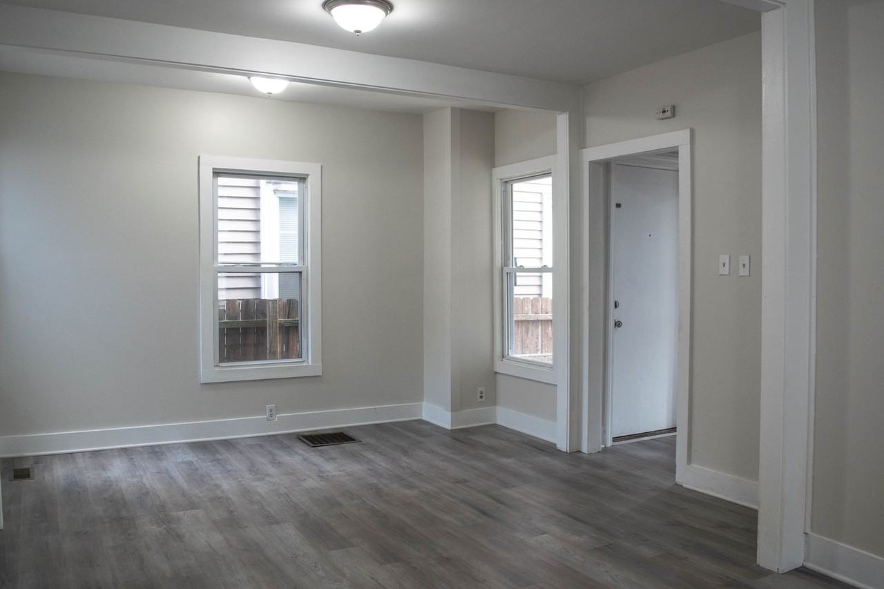 129 Poplar St - Photo 4 of 15