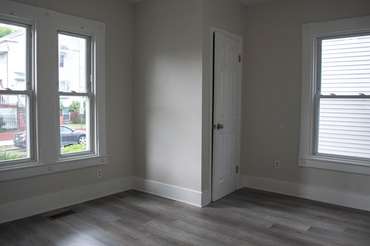 129 Poplar St - Photo 5 of 15