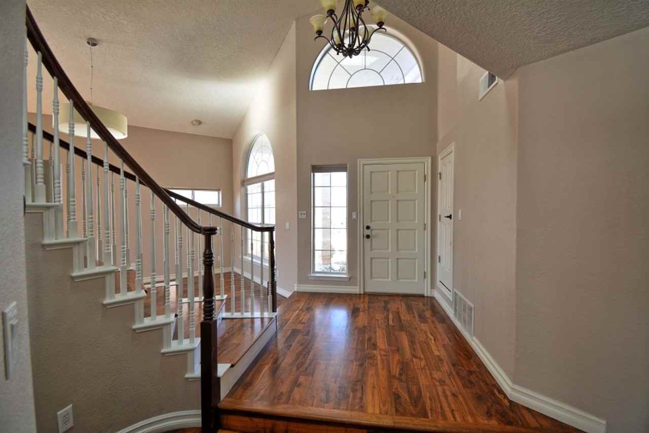 9204 Calistoga Ave Ne - Photo 2 of 24