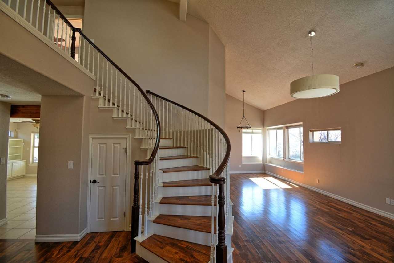 9204 Calistoga Ave Ne - Photo 3 of 24