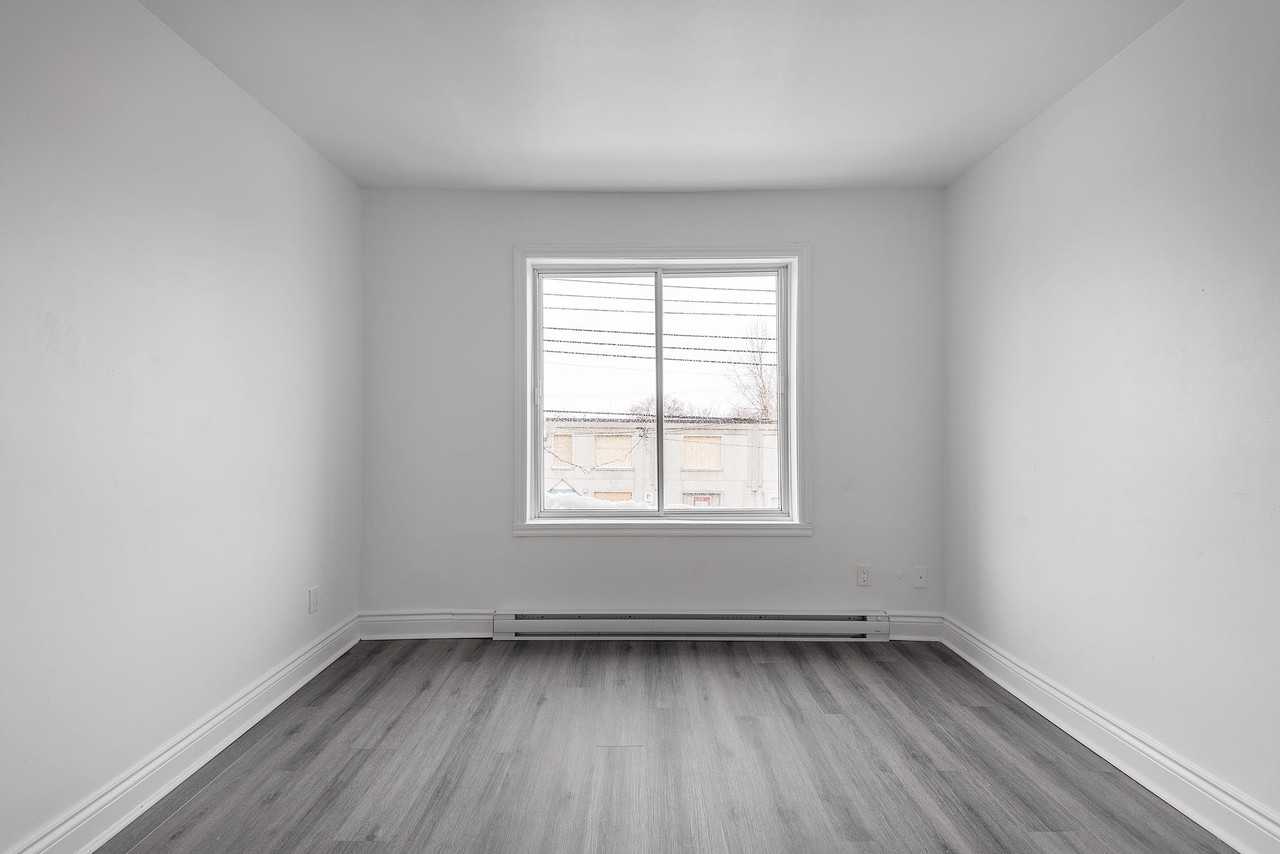 8704 9e Avenue - Photo 2 of 19