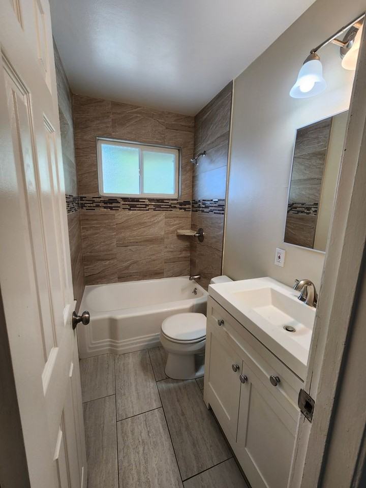 330 - 2050 Beatrice Ct - Photo 3 of 7