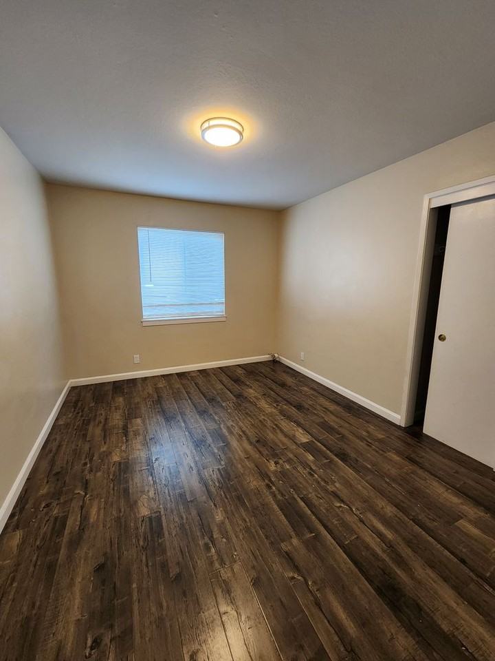 330 - 2050 Beatrice Ct - Photo 4 of 7