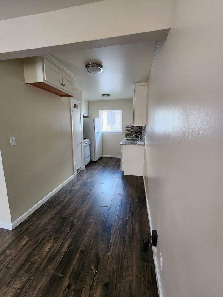 330 - 2050 Beatrice Ct - Photo 5 of 7