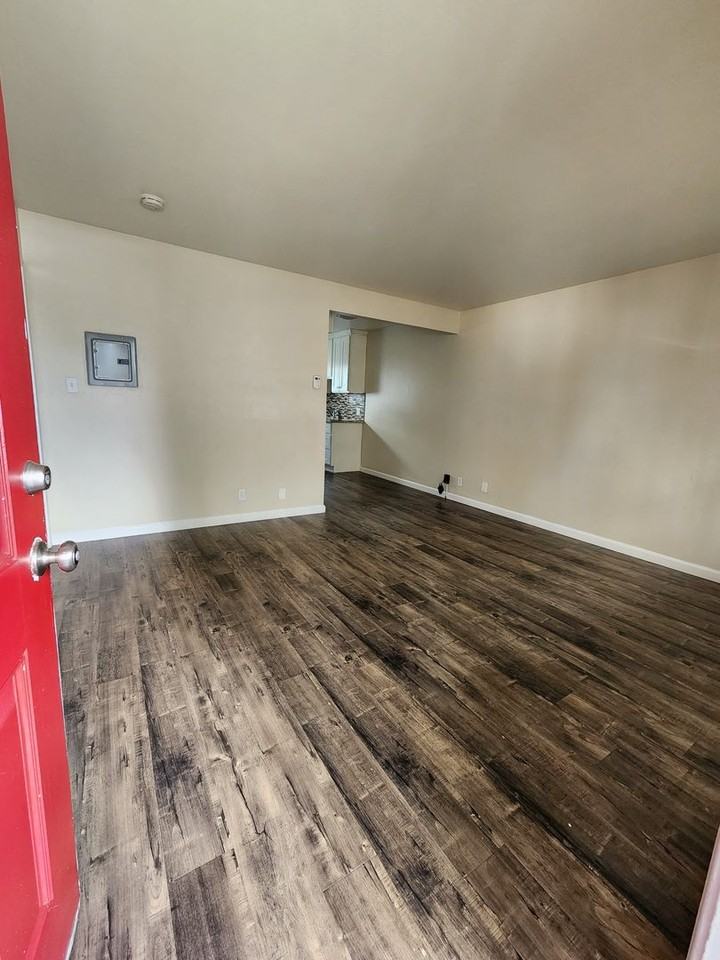 330 - 2050 Beatrice Ct - Photo 6 of 7