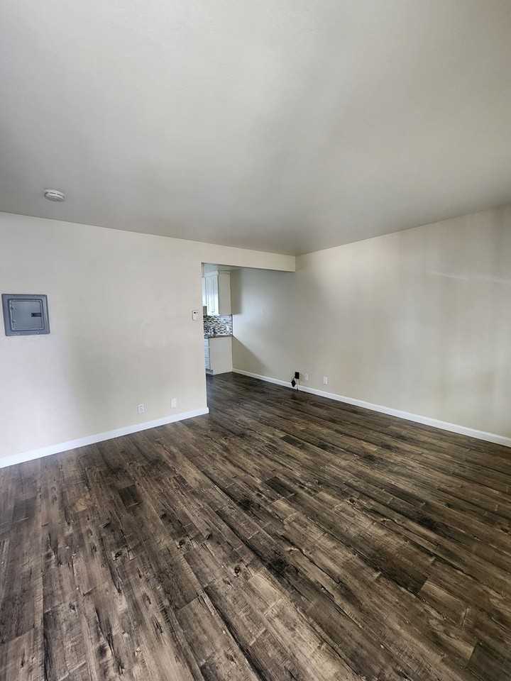 330 - 2050 Beatrice Ct - Photo 7 of 7