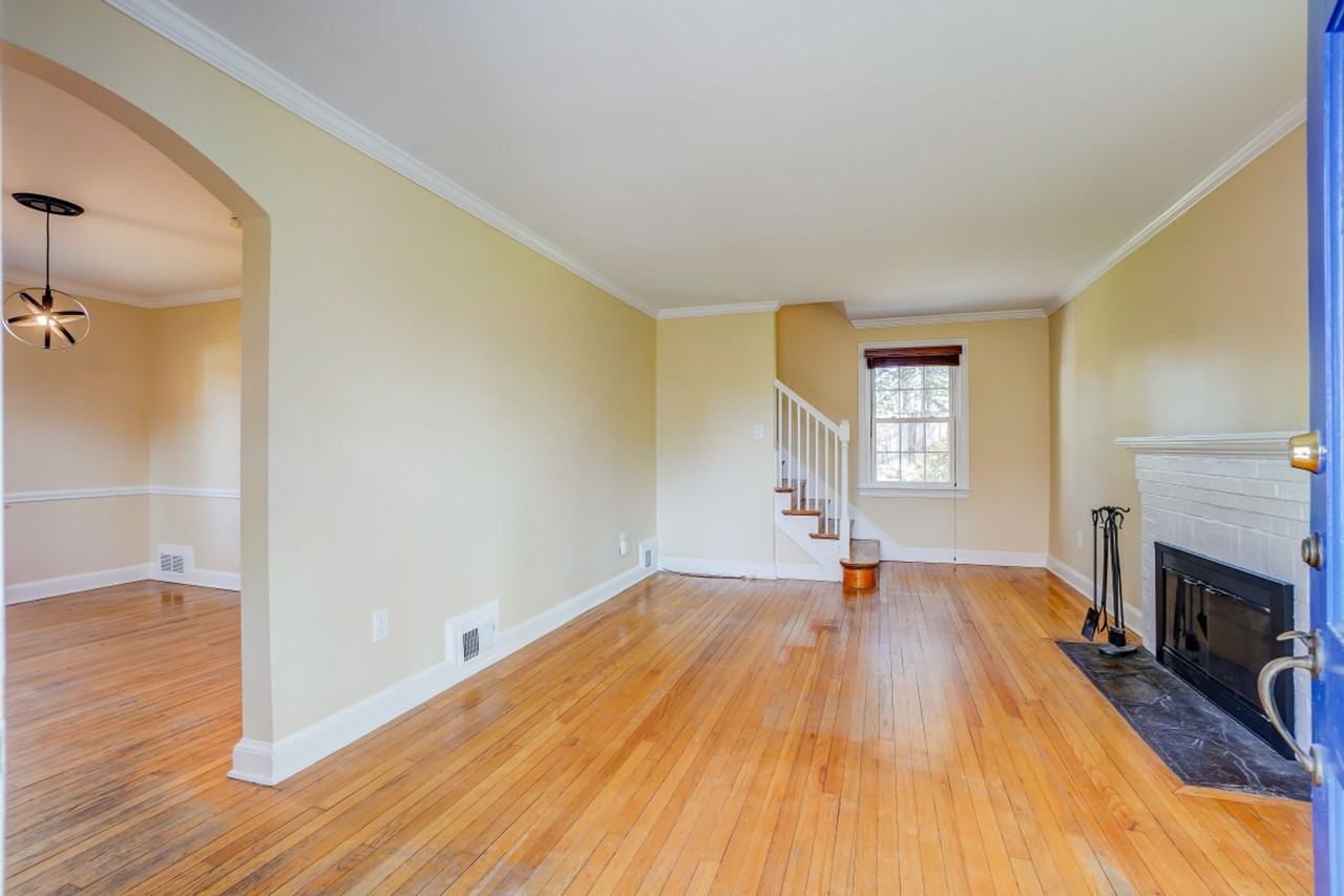 405 Brewster Ave - Photo 2 of 33