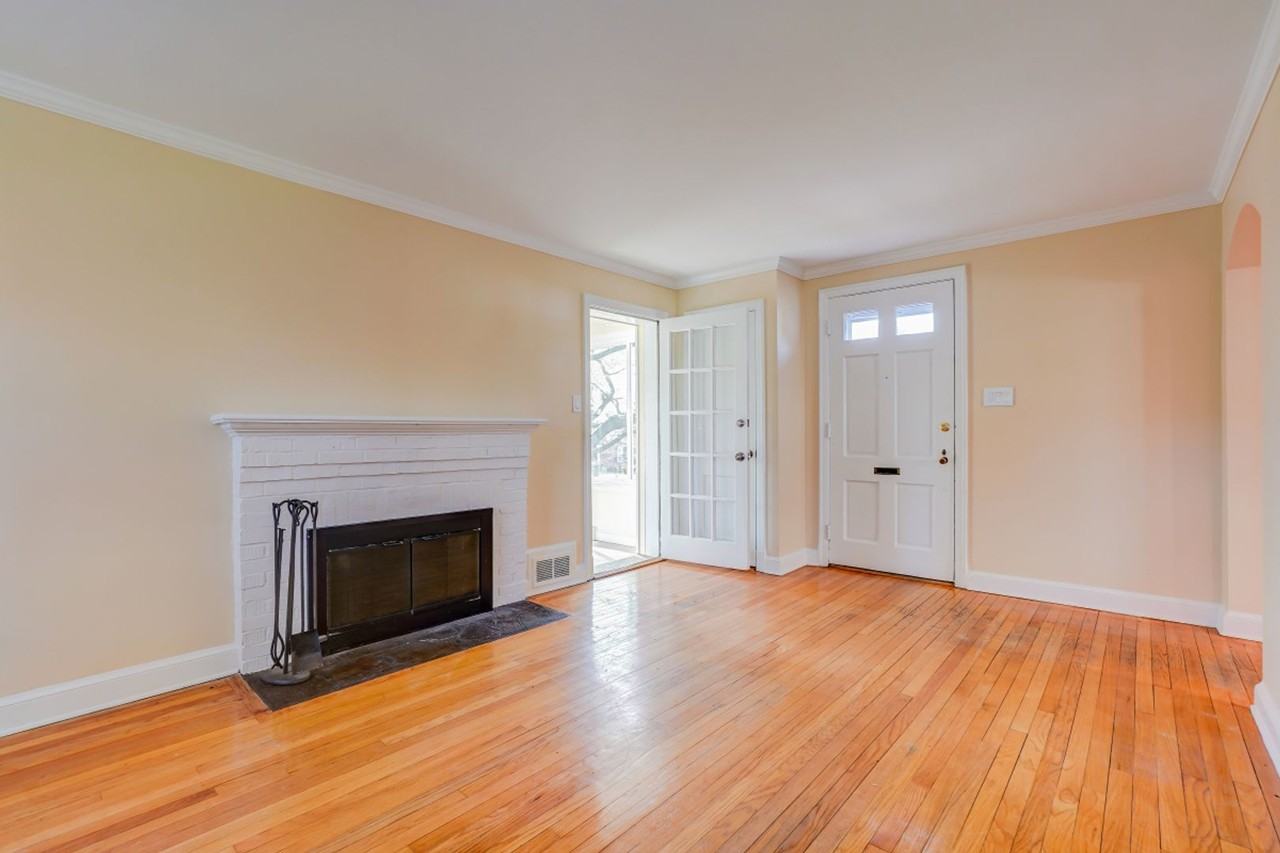 405 Brewster Ave - Photo 3 of 33