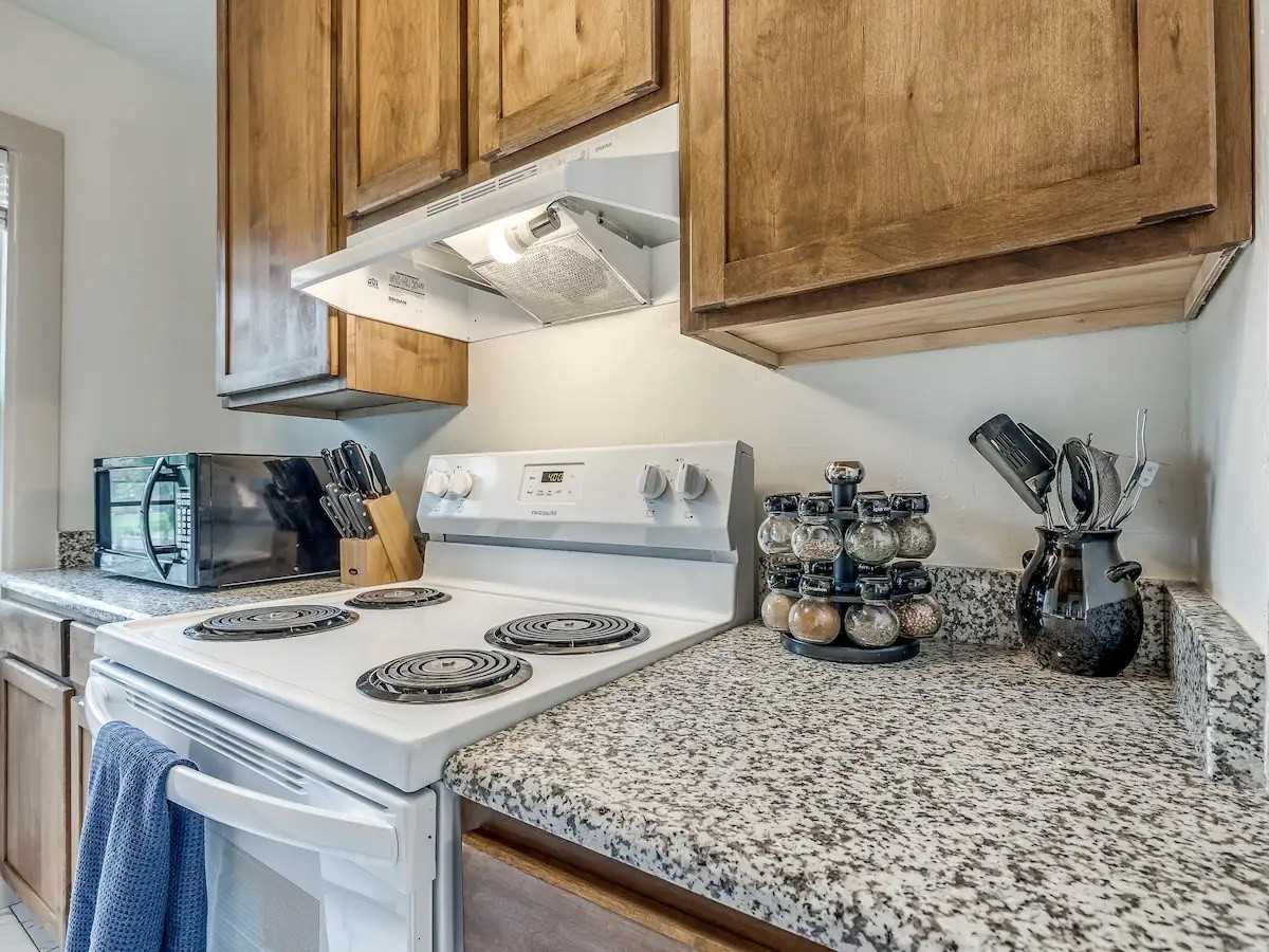 2108.5 North Kelley Avenue - Photo 4 of 19