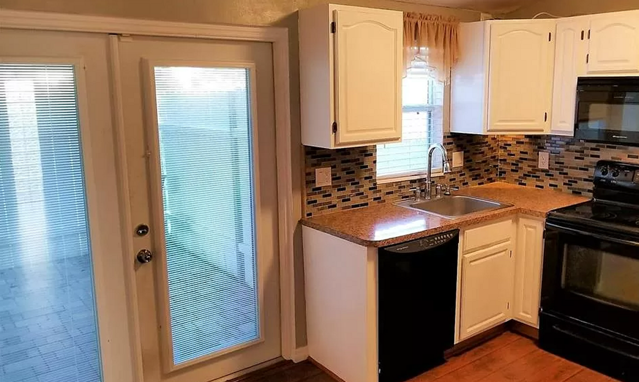 3909 Saturn Dr - Photo 2 of 28