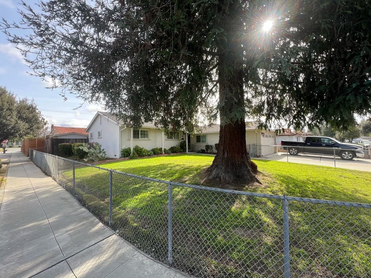 1082 Durness Pl - Photo 2 of 8