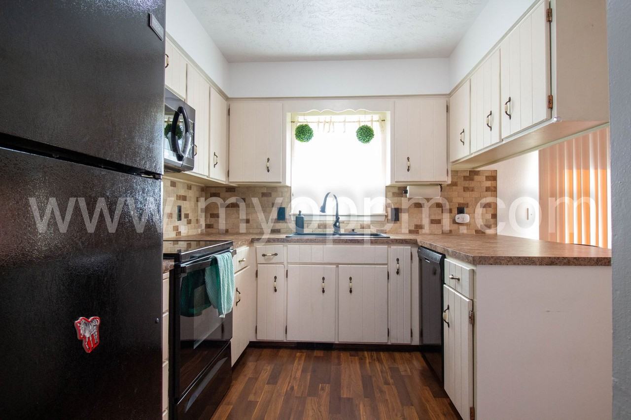 6711 S 75th Ave - Photo 4 of 32