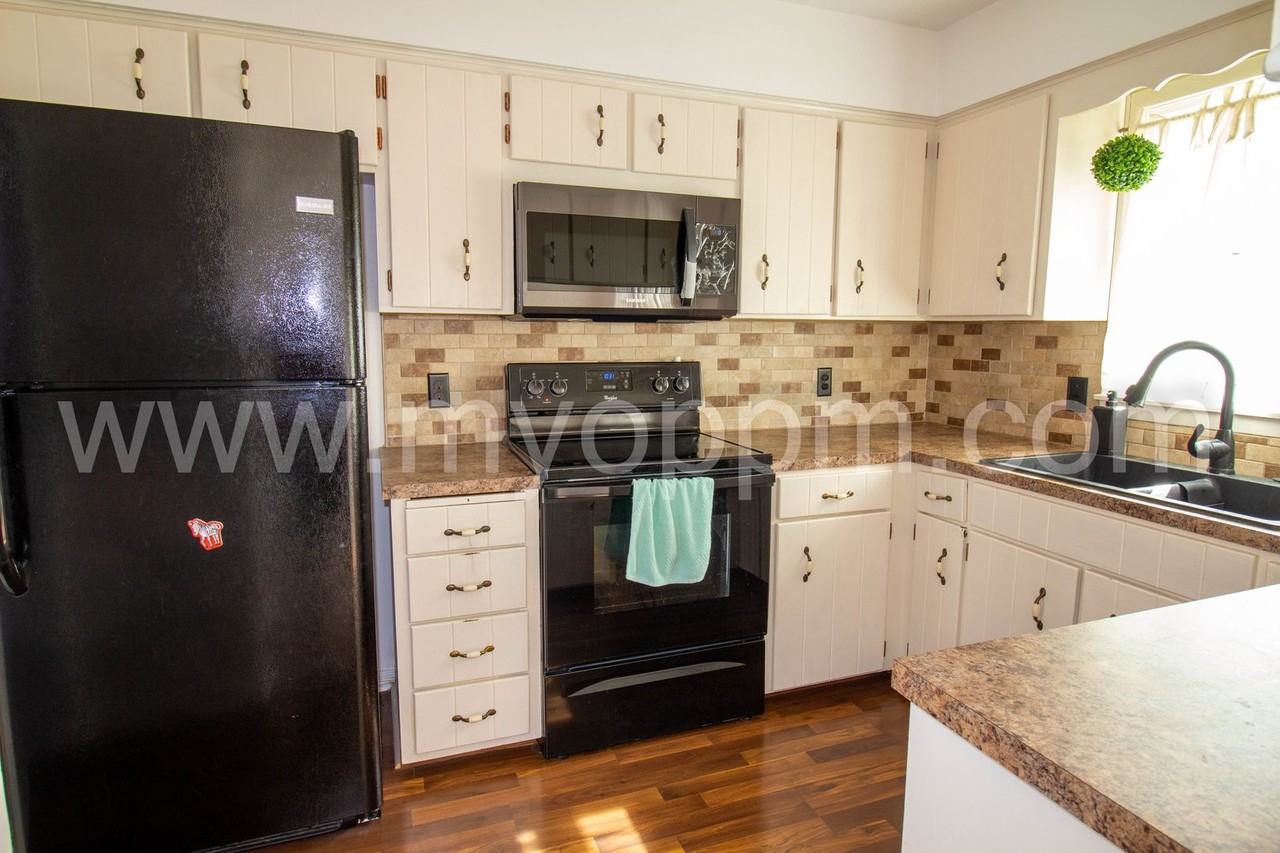 6711 S 75th Ave - Photo 5 of 32