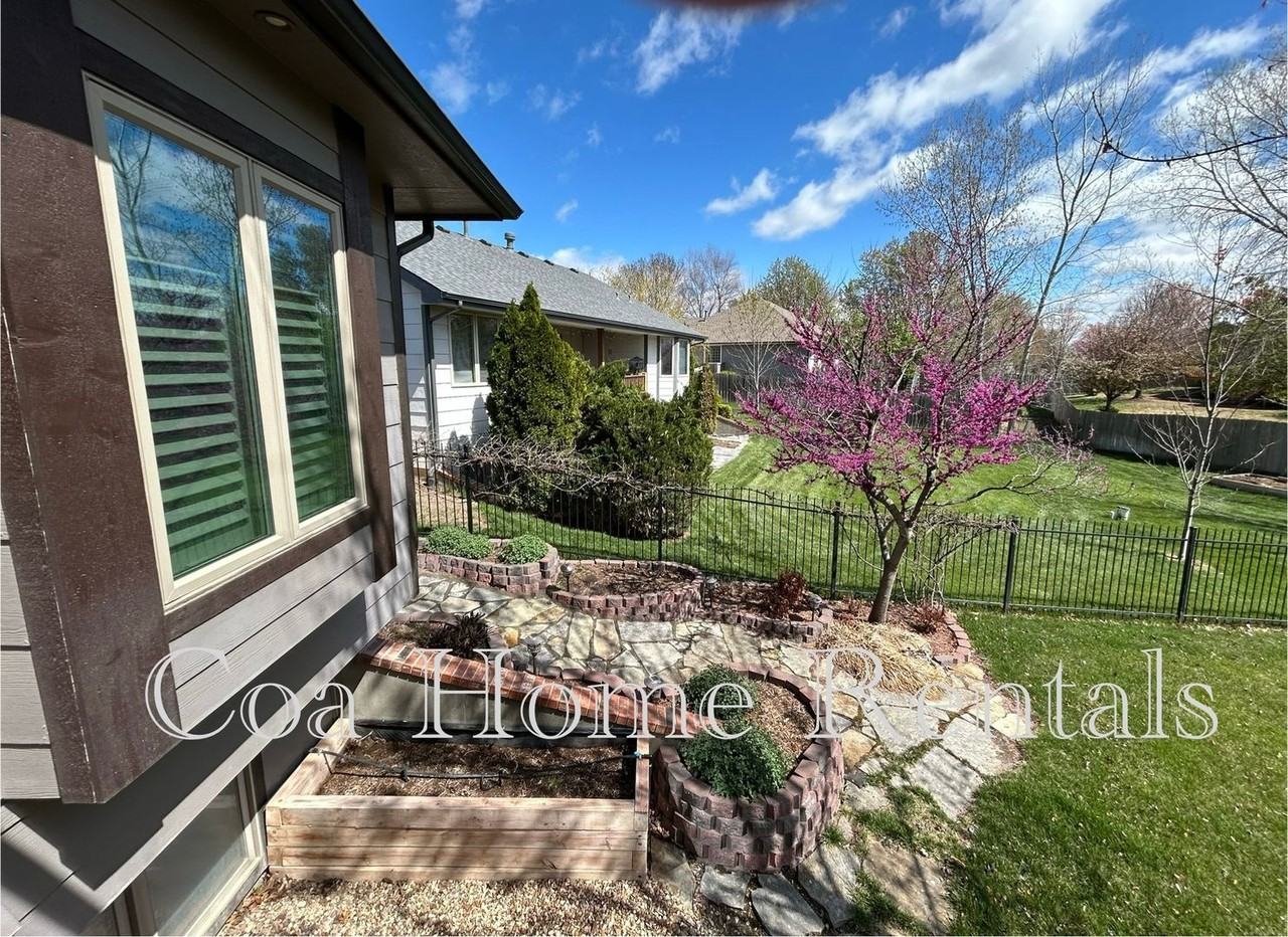 268 S Lakeside Dr - Photo 3 of 42