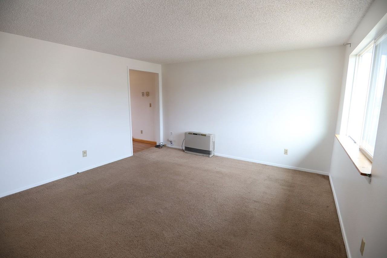 764 Railway St - Photo 2 of 12