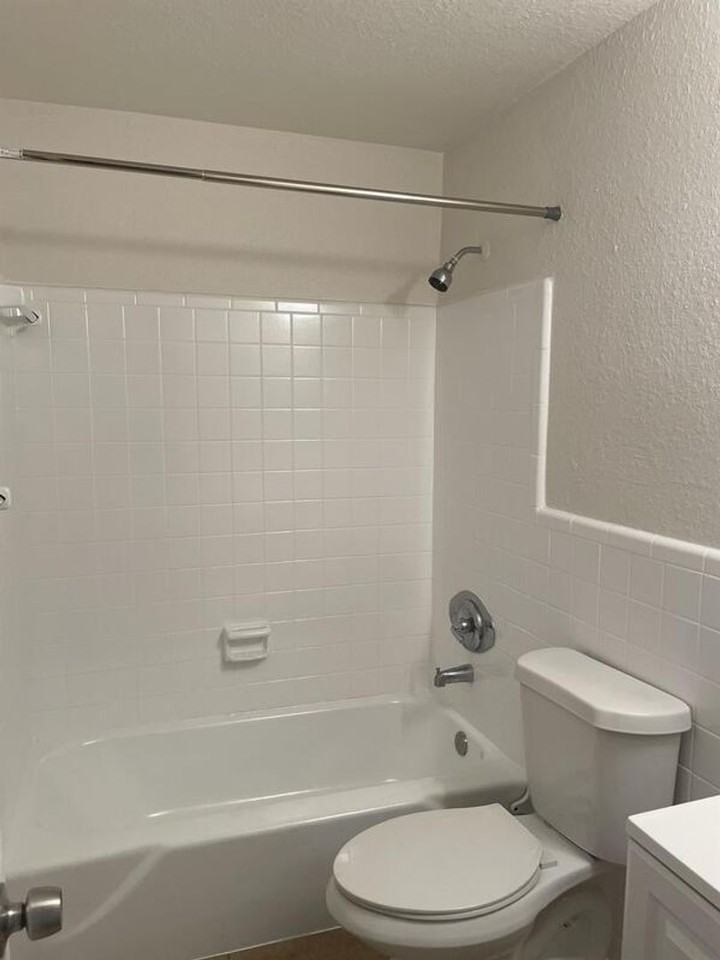 1520 W Blue Heron Blvd - Photo 3 of 6