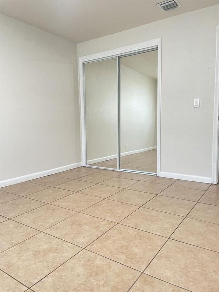 1540 W Blue Heron Blvd - Photo 2 of 6