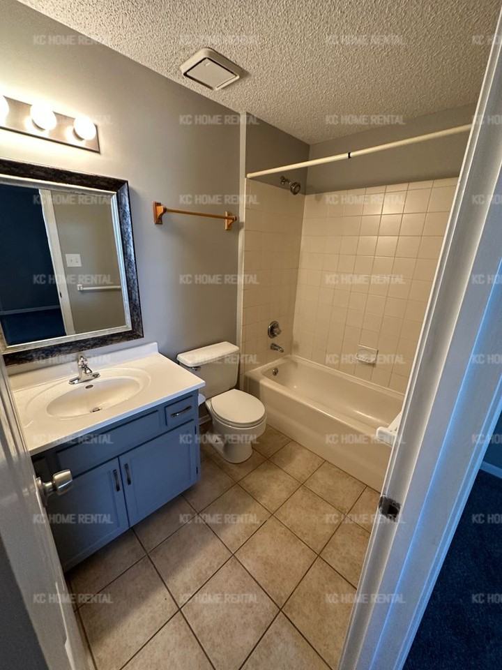 7816 N Camden Ave - Photo 3 of 26
