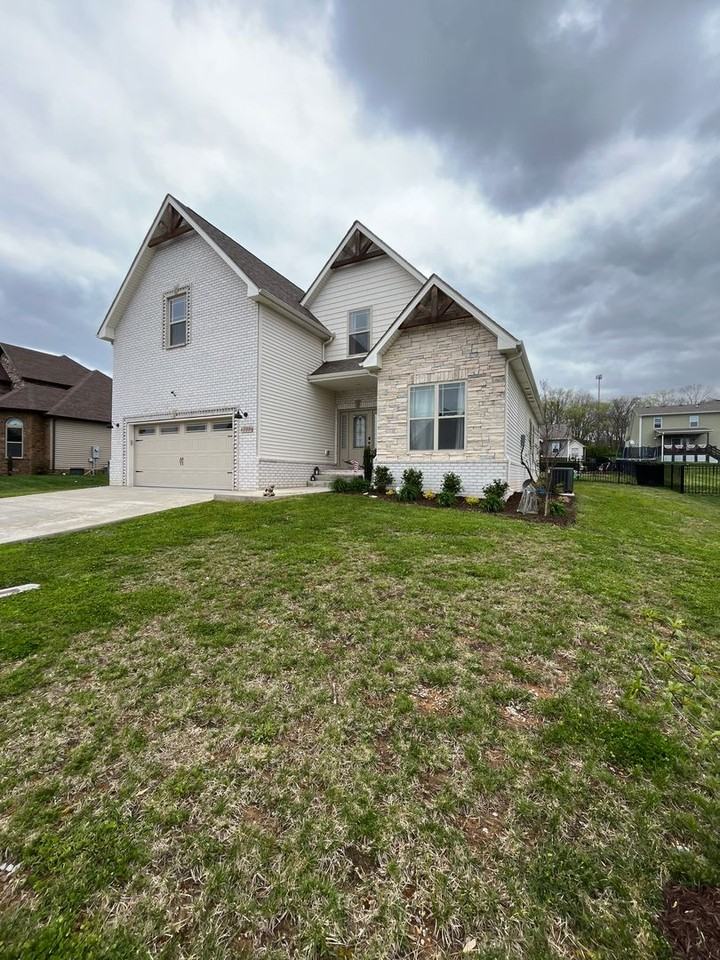 445 Crestwicke Ct - Photo 3 of 34