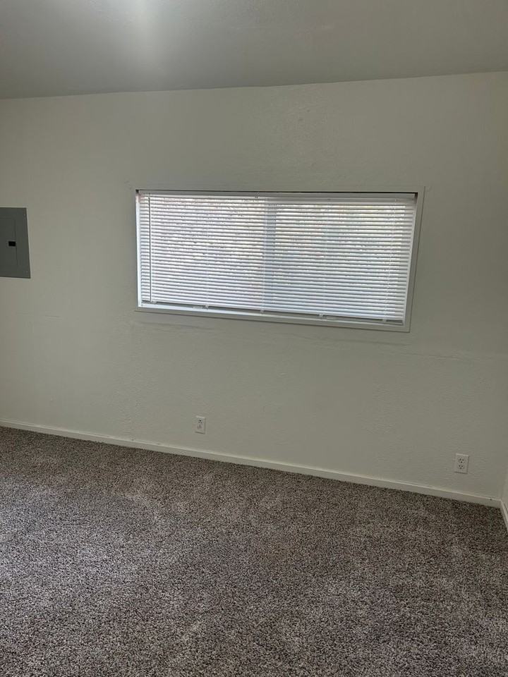 16182 South Dr - Photo 7 of 15