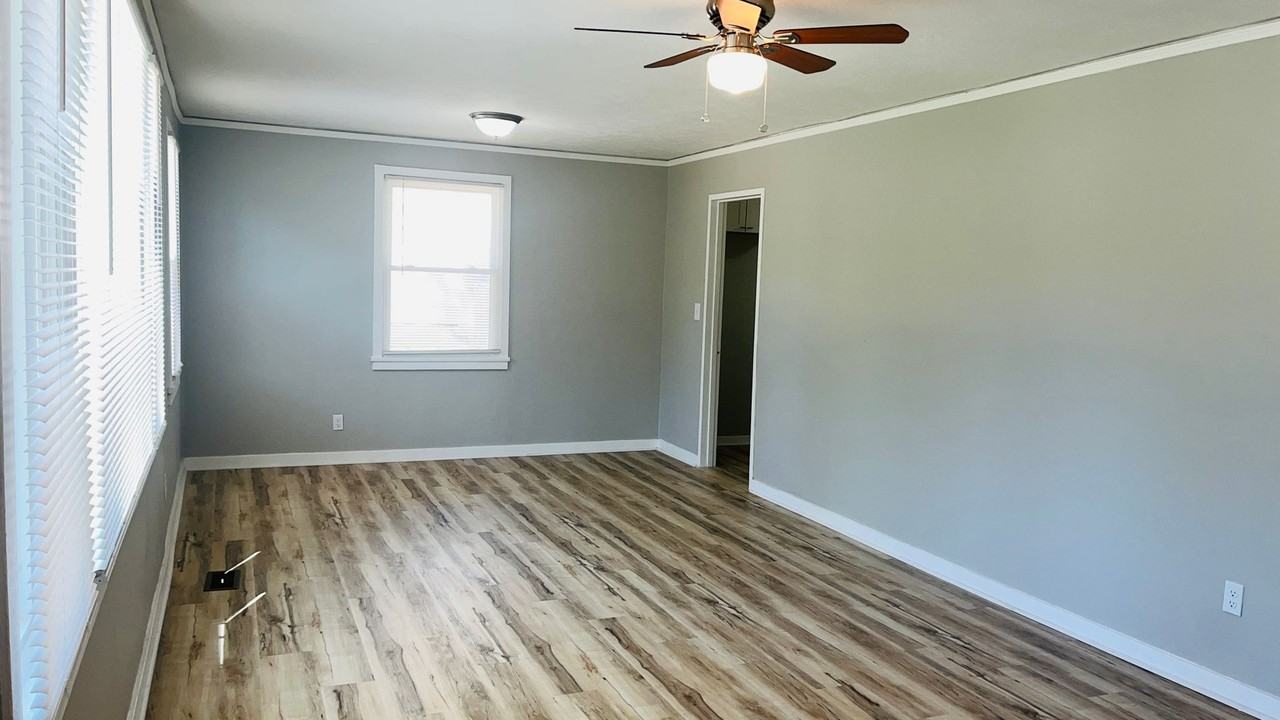 241 Rutland Cir - Photo 2 of 20