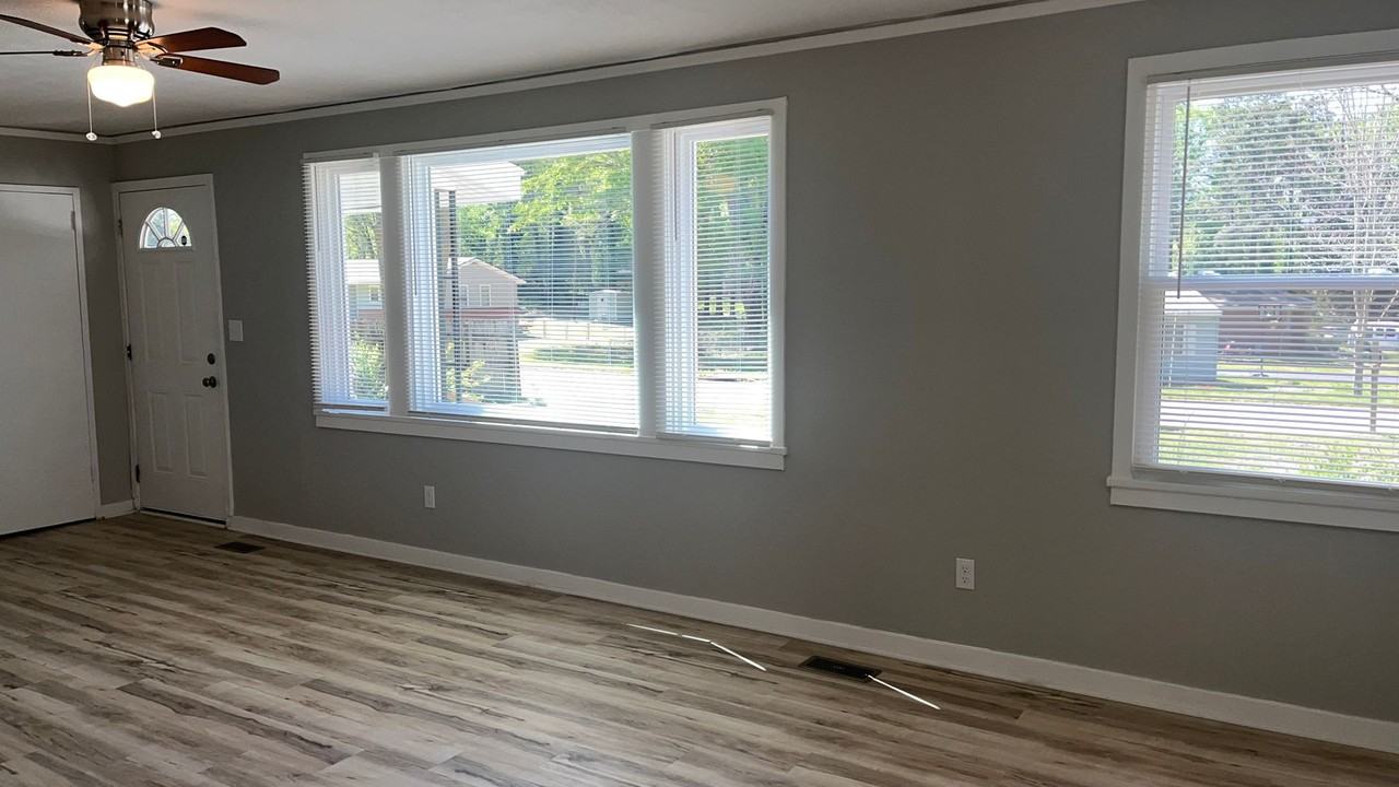 241 Rutland Cir - Photo 3 of 20