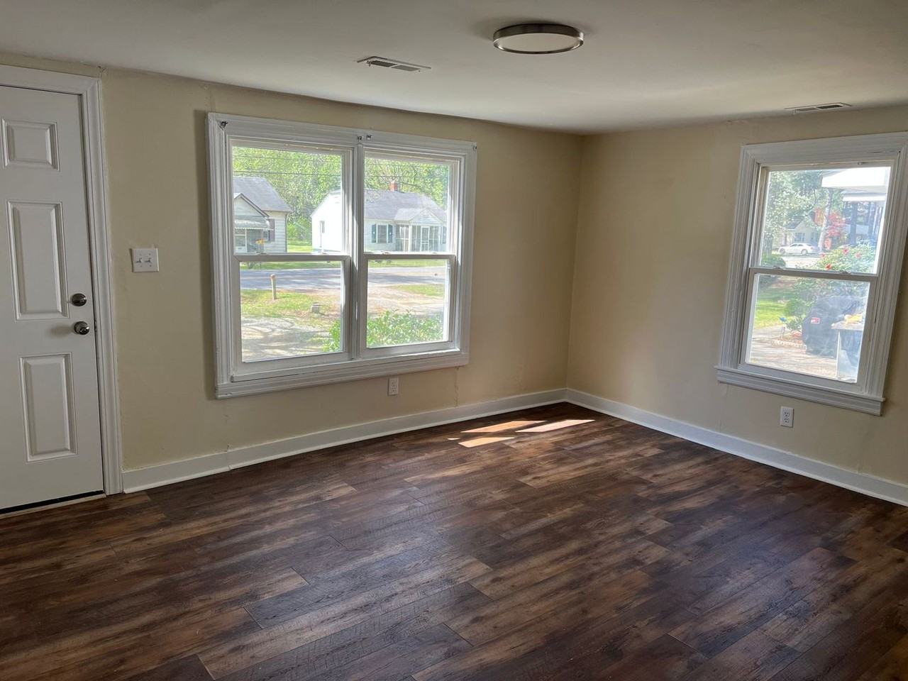 501 Whitaker St - Photo 2 of 10