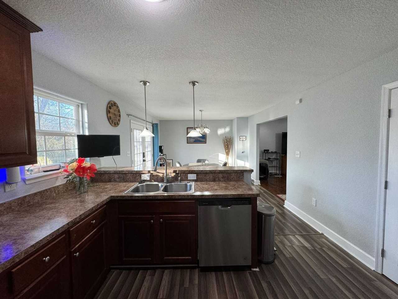 1403 Lead St - Photo 3 of 15