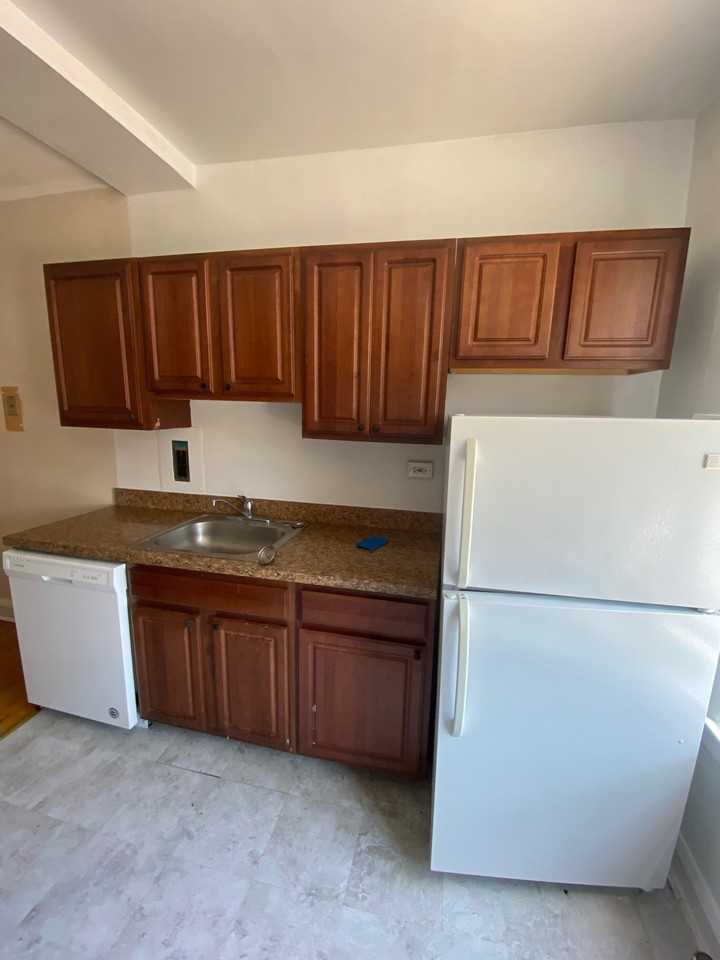 909 Elmwood Ave #02 - Photo 7 of 12