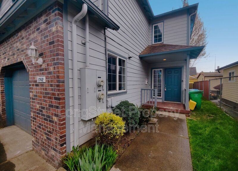 1742 Se Marion St - Photo 3 of 33