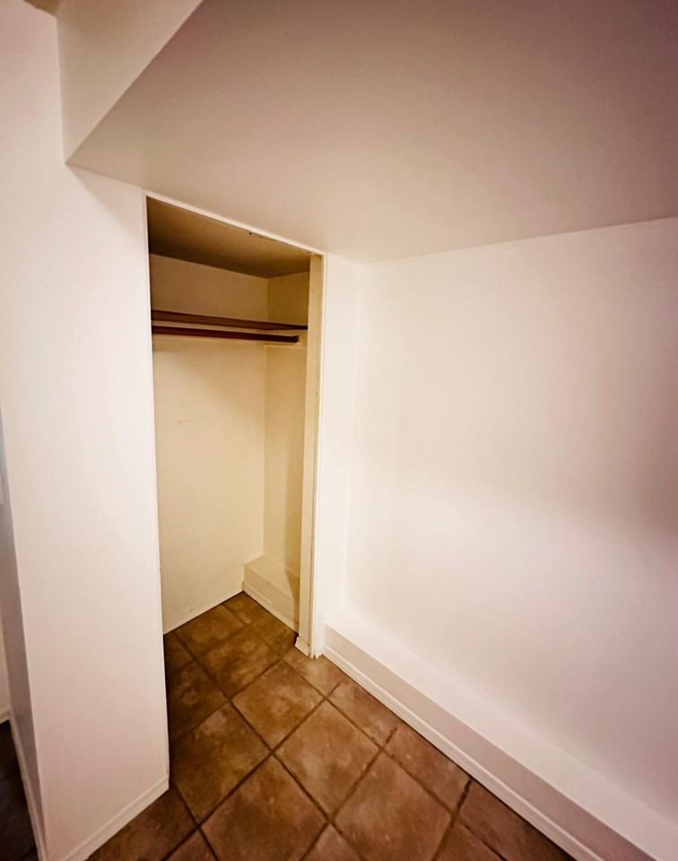 223 Monashee Pl - Photo 2 of 9