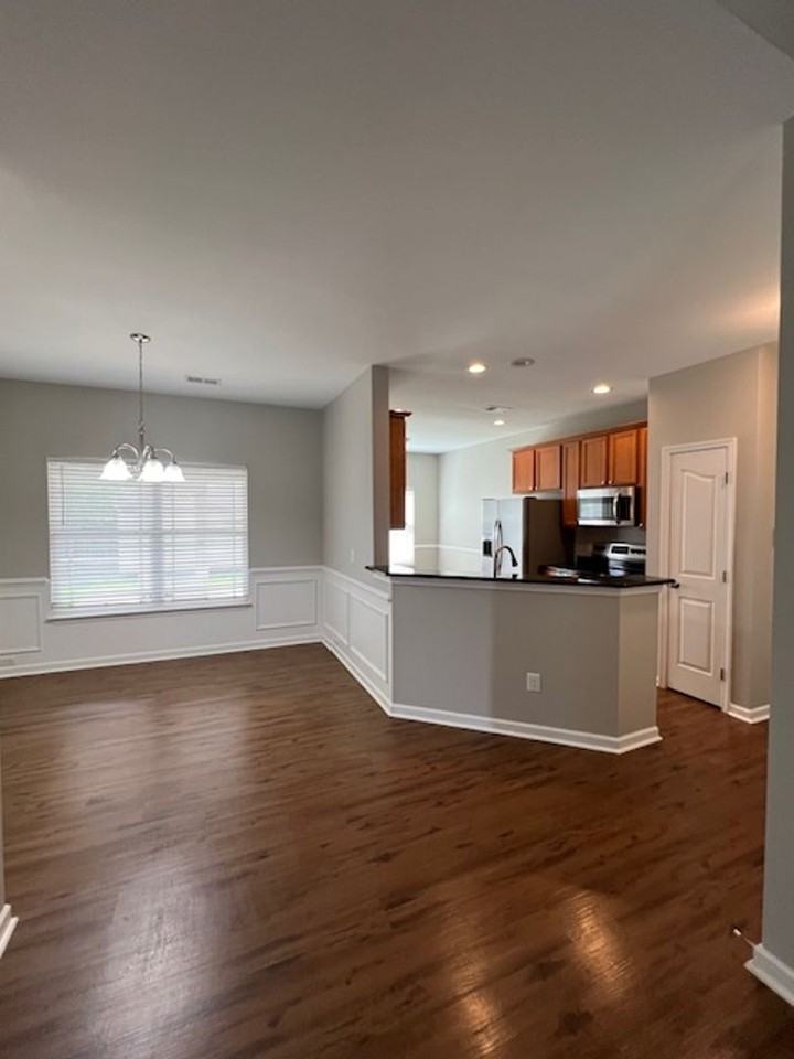 208 Riverdale Rd - Photo 4 of 21