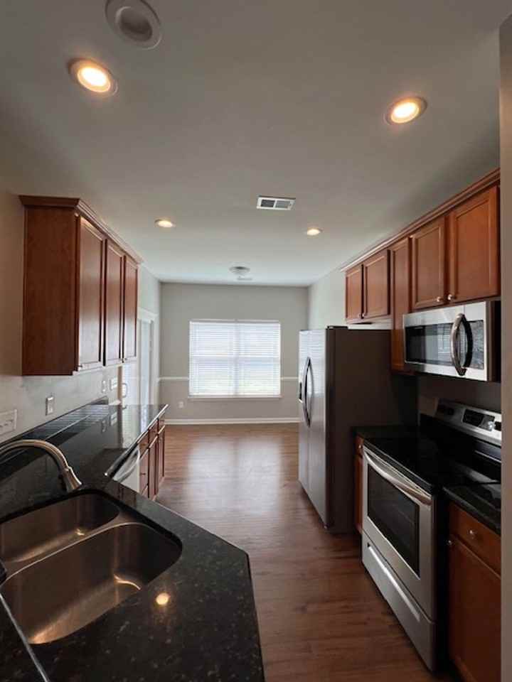 208 Riverdale Rd - Photo 5 of 21