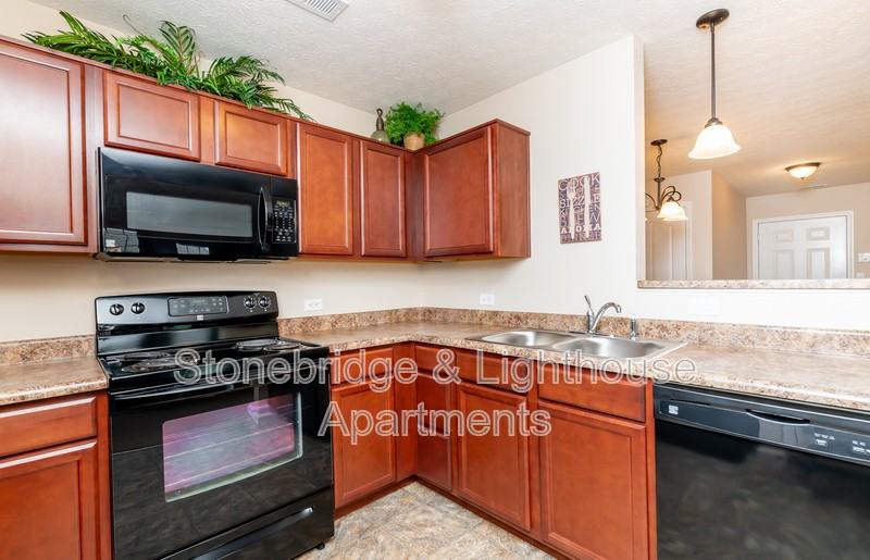 201 Stonebench Cir - Photo 3 of 43