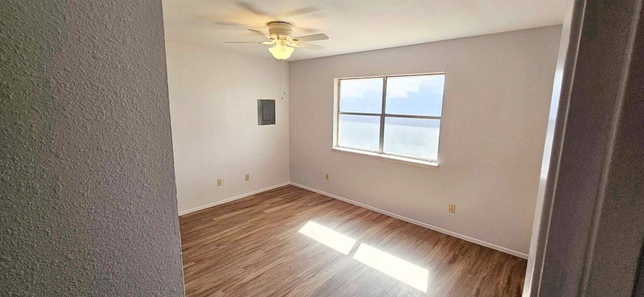 724 Laurelwood Dr - Photo 2 of 22