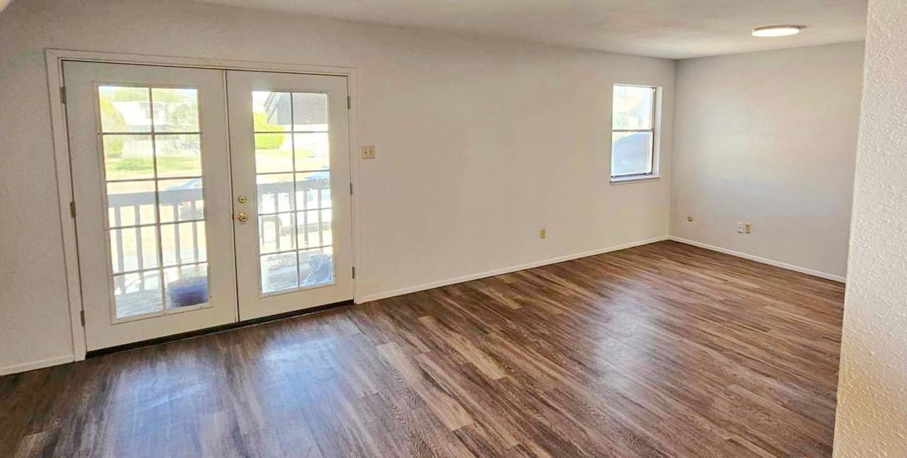 724 Laurelwood Dr - Photo 3 of 22