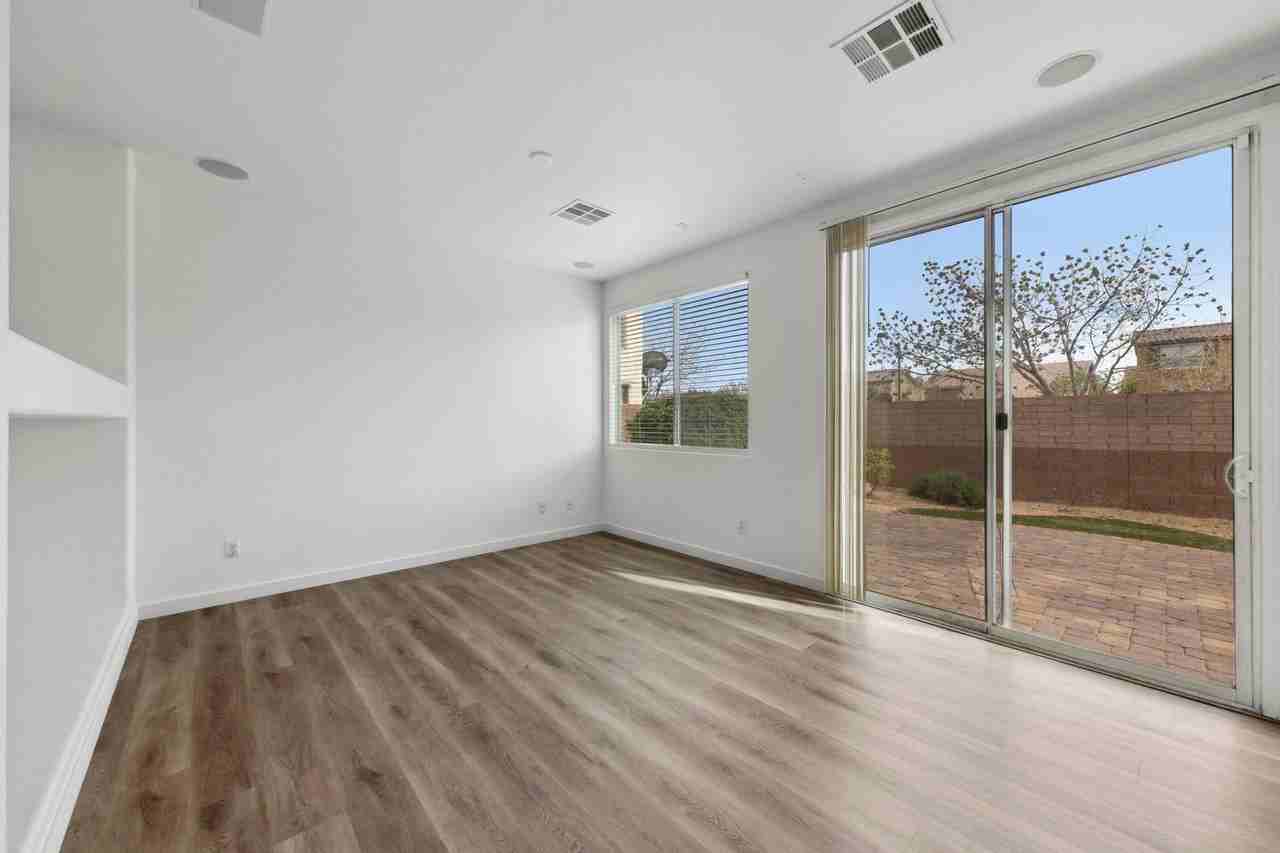 10761 Noble Mesa Ave - Photo 7 of 32