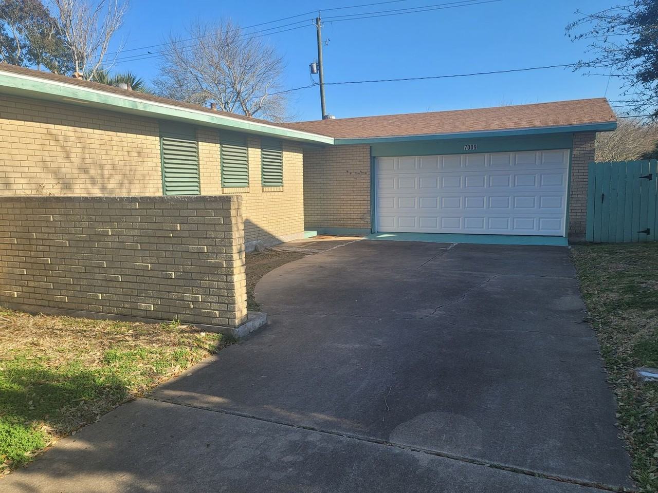 7009 Youpon Dr - Photo 2 of 17
