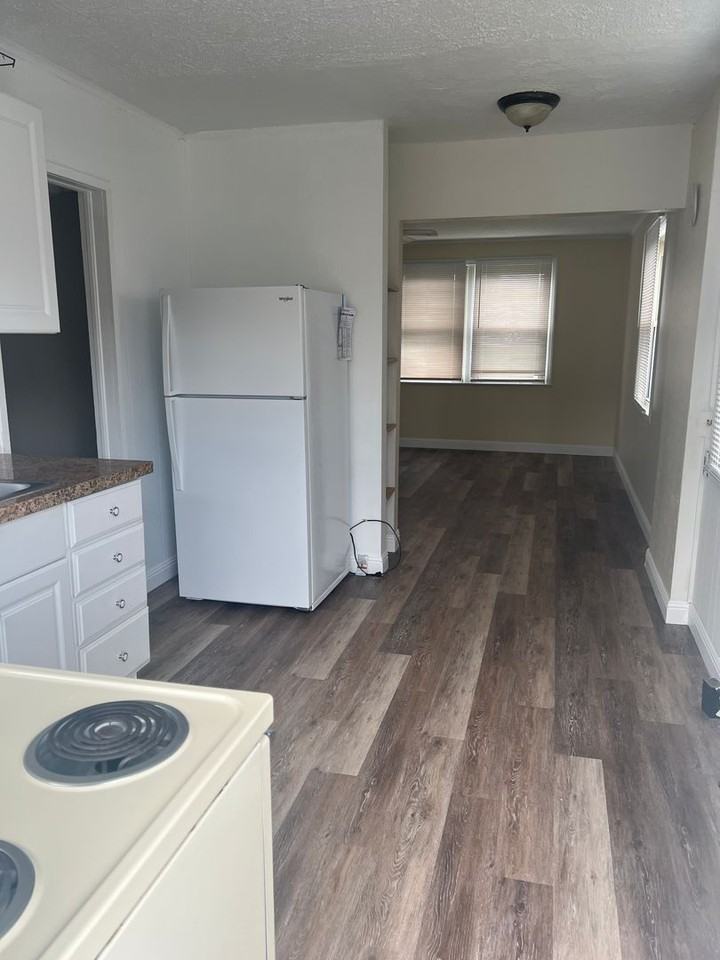 235 Carson Ln - Photo 6 of 36