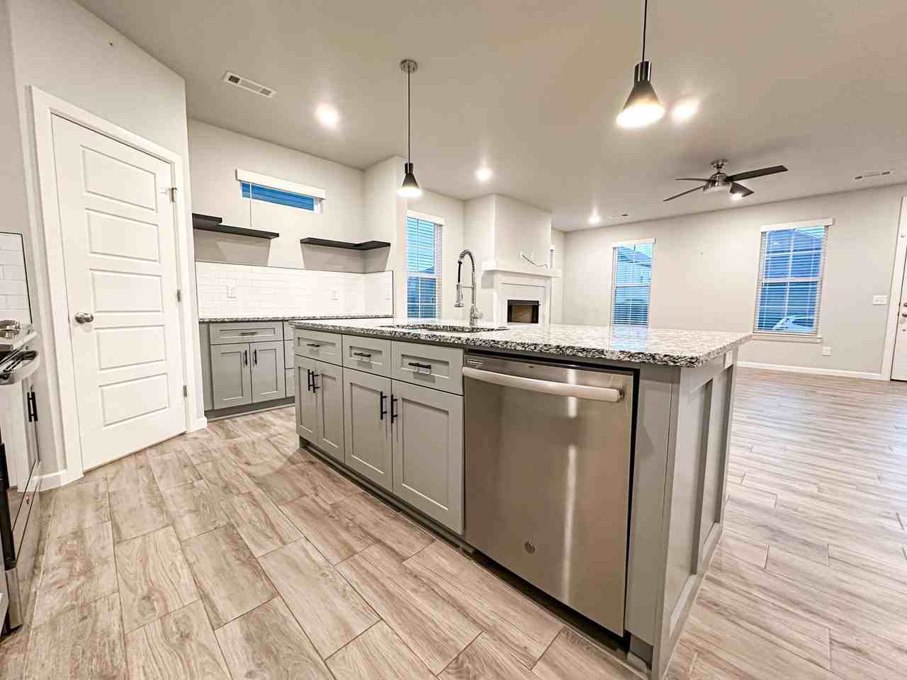 1733 W Whitney Ln - Photo 4 of 40