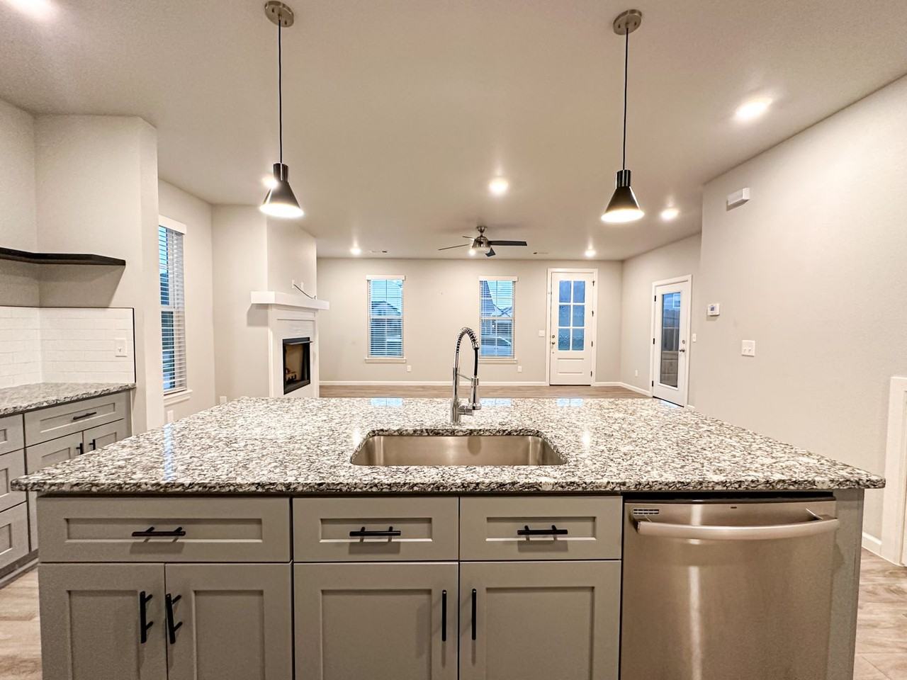 1733 W Whitney Ln - Photo 6 of 40