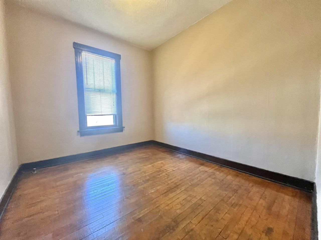 325 E Washington St #9 - Photo 7 of 11