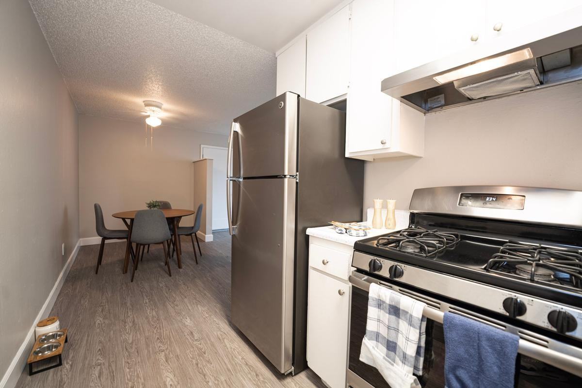 522 1/2 W K St - Photo 5 of 40