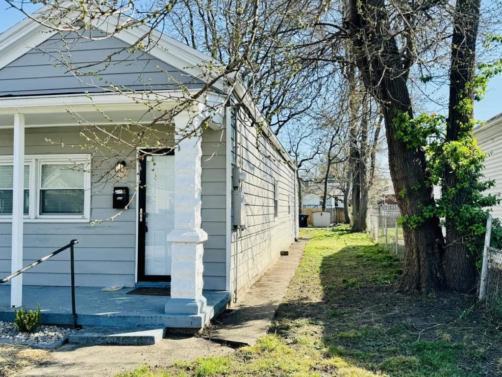 520 Wainwright Ave - Photo 3 of 24