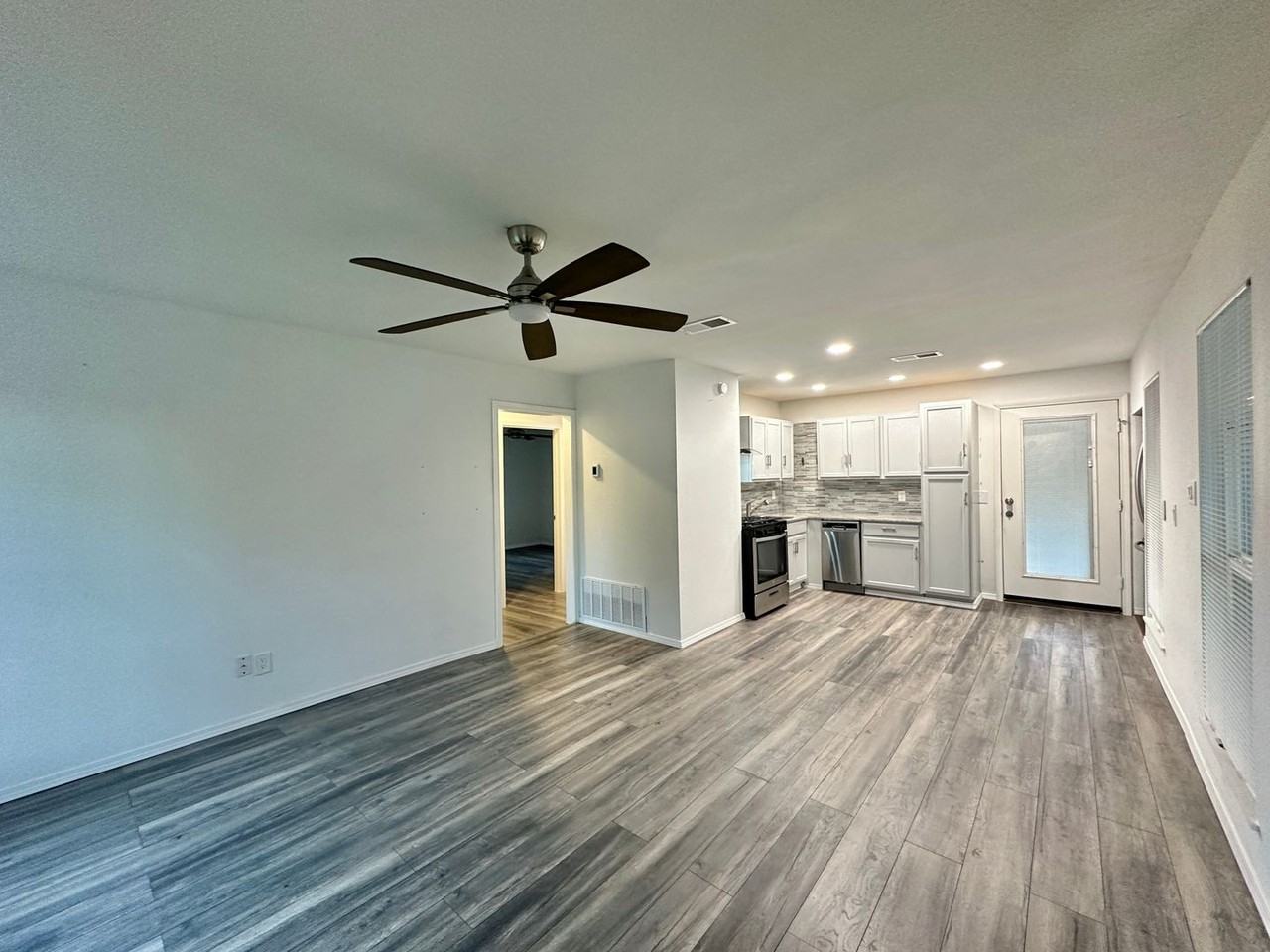 712 Mickan St - Photo 2 of 18