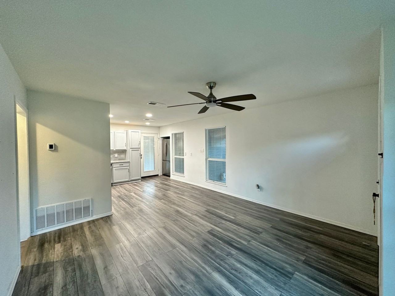 712 Mickan St - Photo 3 of 18