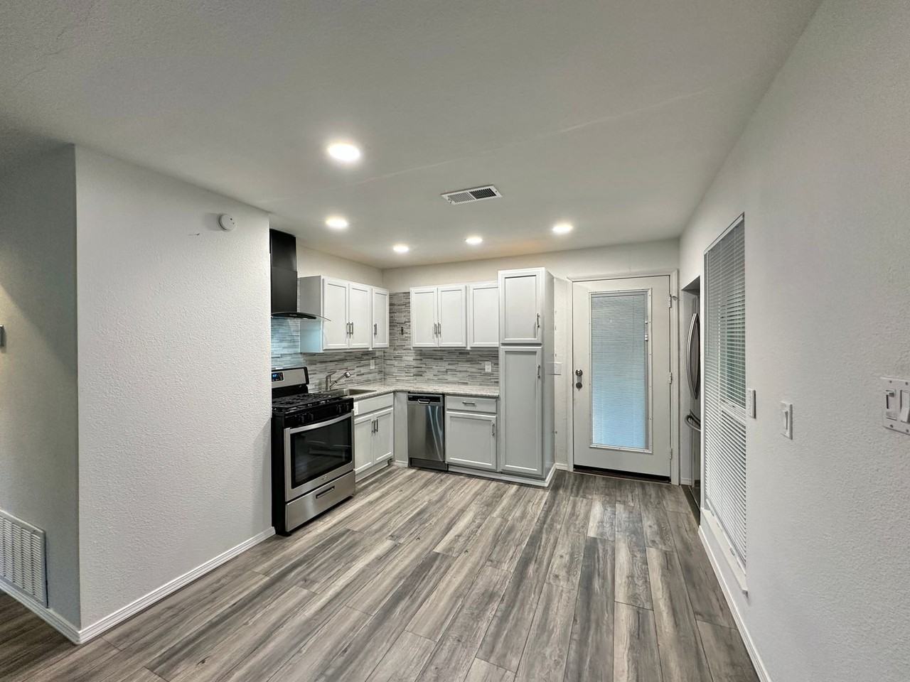 712 Mickan St - Photo 4 of 18